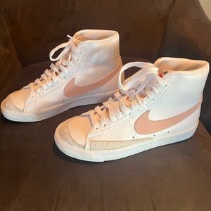 Like new Nike Blazer Mid ‘77 Vintage White/Pink Oxford - size 7